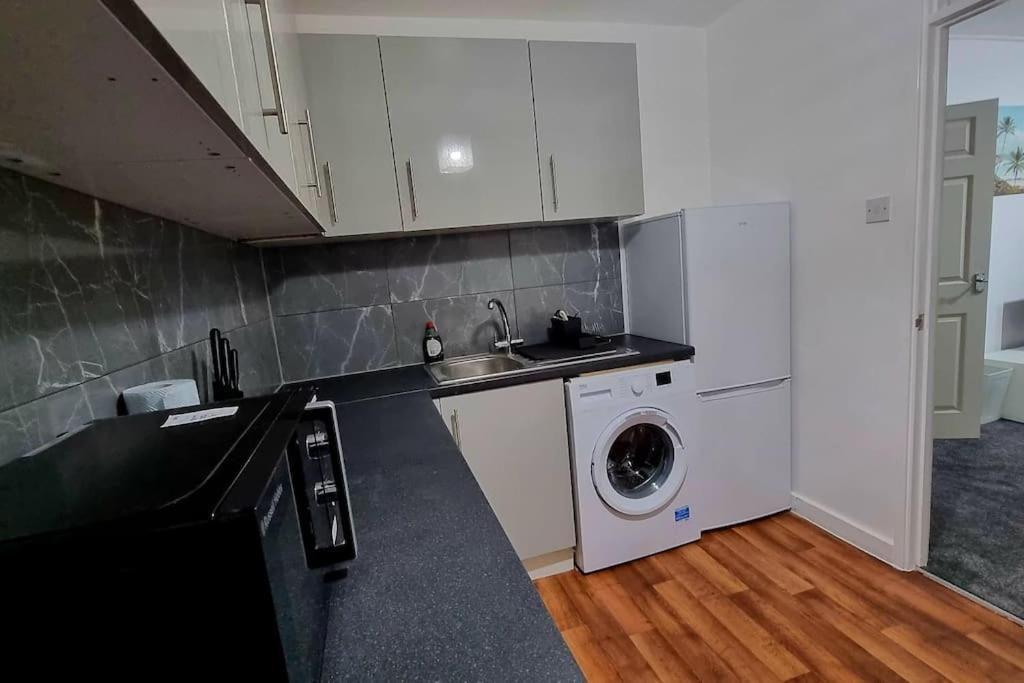 1 Bed Flat With Free Parking In E13 Appartement Londen Buitenkant foto