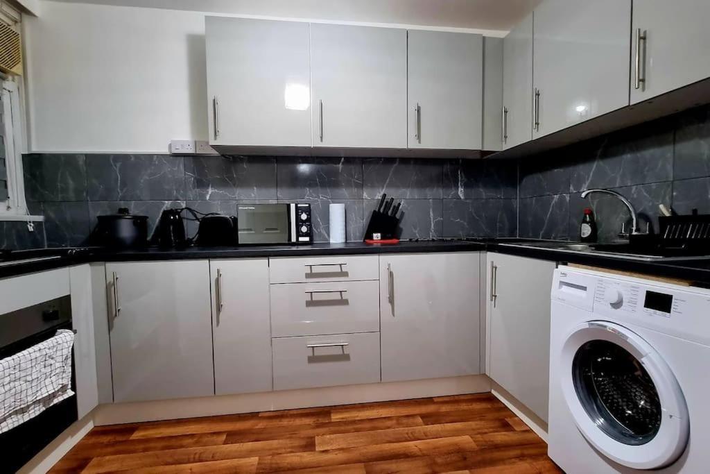 1 Bed Flat With Free Parking In E13 Appartement Londen Buitenkant foto
