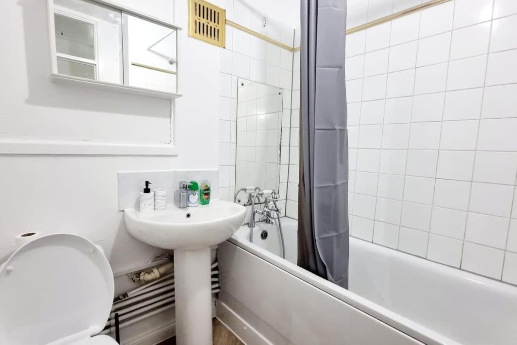 1 Bed Flat With Free Parking In E13 Appartement Londen Buitenkant foto