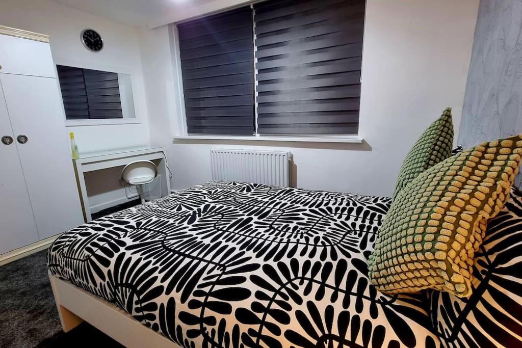 1 Bed Flat With Free Parking In E13 Appartement Londen Buitenkant foto