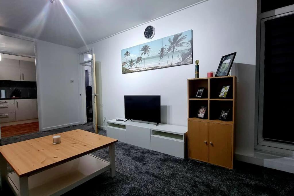 1 Bed Flat With Free Parking In E13 Appartement Londen Buitenkant foto