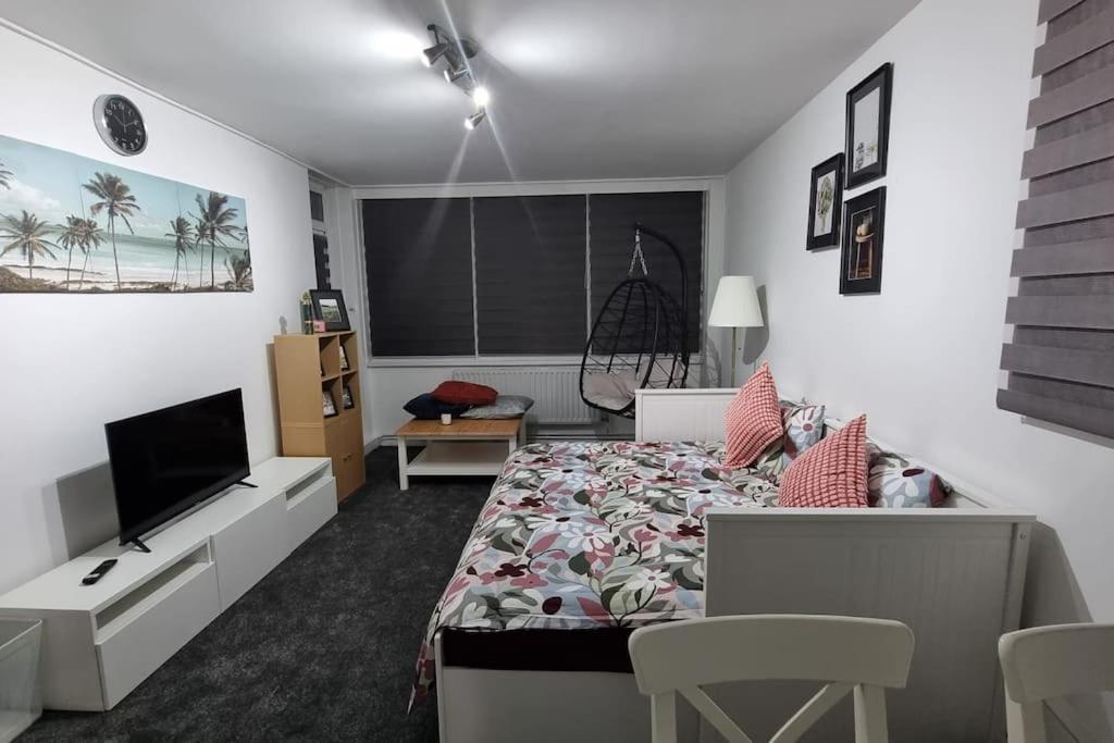 1 Bed Flat With Free Parking In E13 Appartement Londen Buitenkant foto
